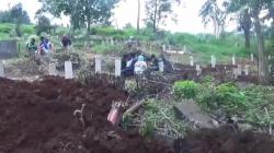 Keluarga Bawa Surat Bebas Covid, Ratusan Makam di TPU Cikadut Dibongkar<
