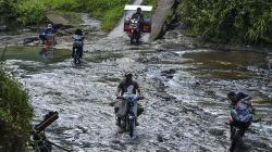 Warga Pangandaran Nekat Lewati Derasnya Sungai Sintok karena Tak Ada Jembatan<