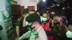 Turun dari Mobil Tahanan, Buron Adelin Lis Langsung Dibawa Masuk ke Gedung Bundar Kejagung