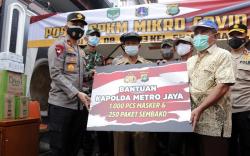  Wakapolda Metro Jaya Serahkan Bantuan 1.000 Masker dan 250 Paket Sembako