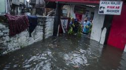 Hujan Deras, Puluhan Rumah Kawasan Kacapiring Bandung Banjir hingga 2 Meter