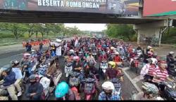 Geruduk Balai Kota, Ratusan Warga Madura Minta Penyekatan di Suramadu Disetop 