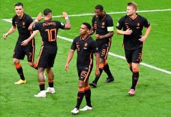Pesta Gol ke Gawang Makedonia Utara, Belanda Penguasa Grup C