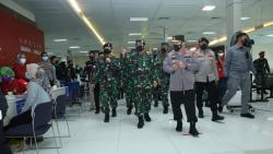 Panglima TNI dan Kapolri Pantau Serbuan Vaksinasi di Pelindo II Tanjung Priok<