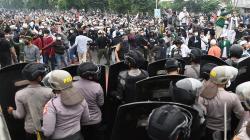 Habib Rizieq Divonis 4 Tahun Penjara, Massa Pendukung Bentrok dengan Polisi