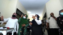 Penyandang Disabilitas Menyanyi dengan Bahasa Isyarat