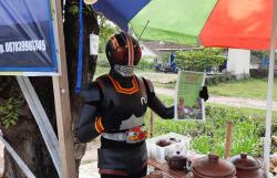 Kenakan Kostum Satria Baja Hitam, Pedagang Es Cendol di Gunungkidul Diburu Konsumen