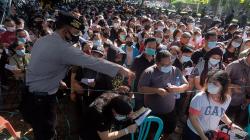 Ribuan Warga Membeludak dan Berkerumun Antre Vaksinasi Massal di Bali