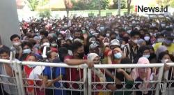 Video Ratusan Warga Banyuwangi Terobos GOR Tawang Alun karena Antusias Ingin Vaksinasi