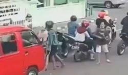 Viral Pengemis Bergantian Pakai Tongkat di Lampu Merah, Ternyata Bisa Jalan Normal