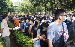 Antusias Warga Tinggi, Vaksinasi Covid-19 di Pemkot Tangerang Timbulkan Antrean Panjang