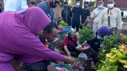 Suasana Haru Pemakaman Kakak Beradik Korban KMP Yunicee Tenggelam