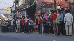 Antrean Panjang Penumpang KRL di Stasiun Citayam hingga ke Jalanan