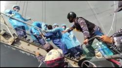 KRI Tatihu-853 Evakuasi 3 Nelayan yang Tenggelam dan Ditolong Kapal AL Jepang