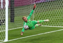Inggris Didenda Rp523 Juta karena Ulah Suporter Ganggu Kiper Denmark dengan Laser