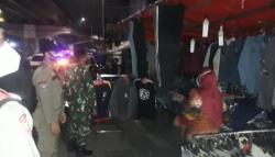 Nekat Berjualan di Masa PPKM Darurat, Lapak Pedagang di Ciputat Dibubarkan