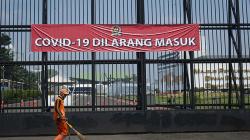 Spanduk Bertulisan Covid-19 Dilarang Masuk Dipasang di Gerbang Gedung DPR