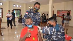Vaksinasi Hari ke-2 Lantamal Jayapura, Warga Padati Gedung Serbaguna Dok 9