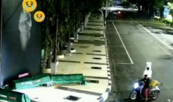 2 Pria Bersarung Curi Boneka Pocong Milik Polres Lamongan