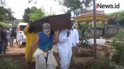 Video Tukang Panggul Jenazah Covid-19 di TPU Cikadut Dipecat setelah Terlibat Pungli