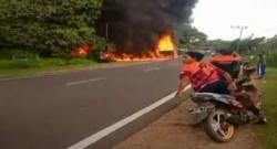 Video Mobil Bak Terbuka Bermuatan BBM Terbakar di Katingan