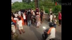 Video Viral Warga Tegal Gotong Royong Angkat Motor dan Gerobak Terobos Pembatas PPKM Darurat