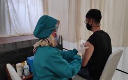 Bantu Penanggulangan Covid-19, Kejari Cimahi Gelar Vaksinasi Massal di Cipageran<