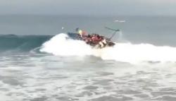 Viral, Detik-Detik Nelayan Terlempar ke Laut saat Perahu Dihantam Ombak Besar