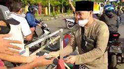 Heboh, Youtuber Ustaz Ujang Bustomi Bagikan Uang di Jalanan Kota Cirebon<