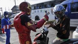 Aksi Superhero Bagi-Bagi Makanan Gratis