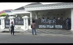 Seperti Sinetron, Rumah Mewah Dipenuhi Tulisan Pelakor Viral di Palembang 