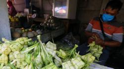 Membuat Kulit Ketupat Jelang Idul Adha