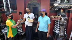 Kerukunan Beragama, Warga Muslim Bagikan Daging Kurban kepada Umat Hindu Bali