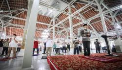 Refleksikan Semangat Berkurban, Wali Kota Bandung Salat Idul Adha di Rumdin<