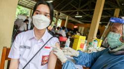 Ratusan Pelajar SMA Jakarta Disuntik Vaksin Sinovac
