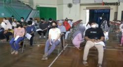 Video Peserta Vaksinasi Massal di GOR Makasar Jaktim Dapat Beras 5 Kg