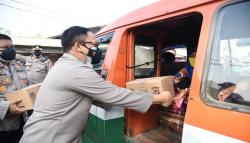 Polrestabes Bandung Gandeng Paguyuban Tionghoa Tebar 4.000 Paket Sembako di Pasar Ciroyom<