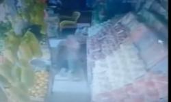 Video Aksi Perempuan Curi Uang di Toko Buah-buahan Terekam CCTV
