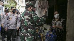Panglima TNI dan Kapolri Serahkan Langsung Sembako kepada Warga Terdampak Pandemi