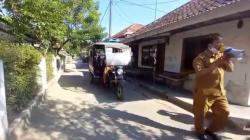 Warga Desa di Majalengka Antusias Ikut Vaksinasi Covid-19, Senang Dijemput Becak Motor<
