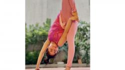 Dewi Perssik Pose Yoga Kepala di Bawah, Netizen: Duh Ngilu, Gue Kayak Gitu Kecengklak