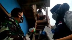 TNI dan Satgas Covid Desa Antarkan Obat dan Vitamin untuk Warga Isoman di Lembang KBB<