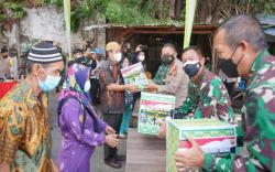 4 Jenderal Distribusikan Bansos Dampak Covid-19 di Palembang 