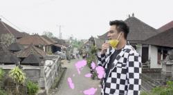Bos Baim Bersama Tim Rumah Teka-Teki GTV Bagi-Bagi Rezeki di Desa Tiyingan Pelaga, Bali