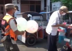 Video Aksi Simpatik Satpol PP Bagikan Masker Merah Jambu dan Balon
