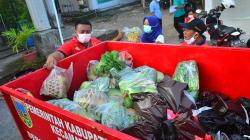 Pedagang Kumpulkan Sayur dan Tempe untuk Dibagikan Gratis kepada Warga