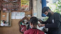 Aksi Tukang Cukur Rambut Galang Dana untuk Warga Terdampak Pandemi