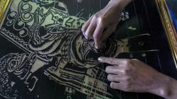 Kreatif, Perajin Ini Membuat Lukisan Siluet Berbahan Lakban
