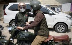 Ridwan Kamil Bonceng Istri Pakai Motor Bagikan Sembako di Purwakarta dan Subang<