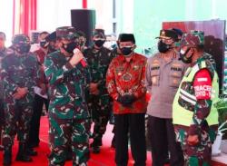 Panglima TNI Berikan Bantuan Laptop bagi Tenaga Tracer Covid-19 di Jawa Timur